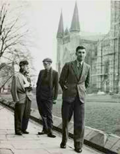 “Passando pela Catedral de Durham, com suas altas torres, Joe Guy fazendo seu caminho para a Universidade”. Cortesia dos Arquivos e Coleções Especiais da Biblioteca da Universidade de Durham. (UND_DB15_IB_7). Reproduzida, com a legenda citada, na revista COAL, v. 5, jan. 1952, p. 10.