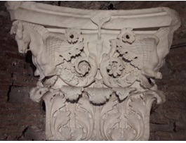 Capitel de coluna com pégasos da primeira ordem da decoração interior da cela. Mármore de Luna. Inv. FA 2514. Roma, Museu dos Fóruns Imperiais nos Mercados de Trajano.